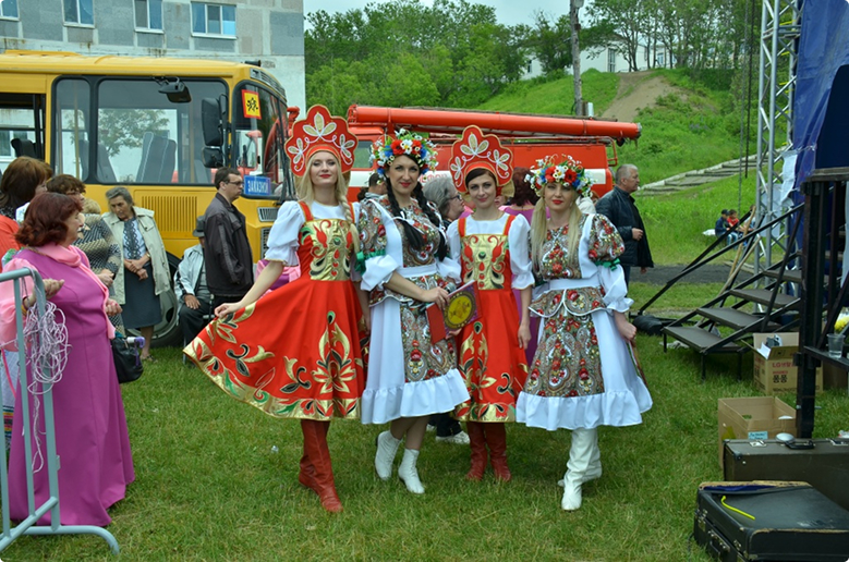 Артисты в русских народных костюмах
