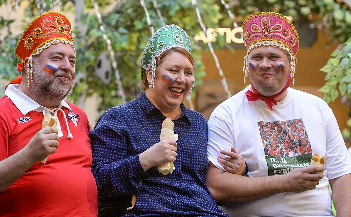 Детский коллектив в костюмах Маскарадный Бум